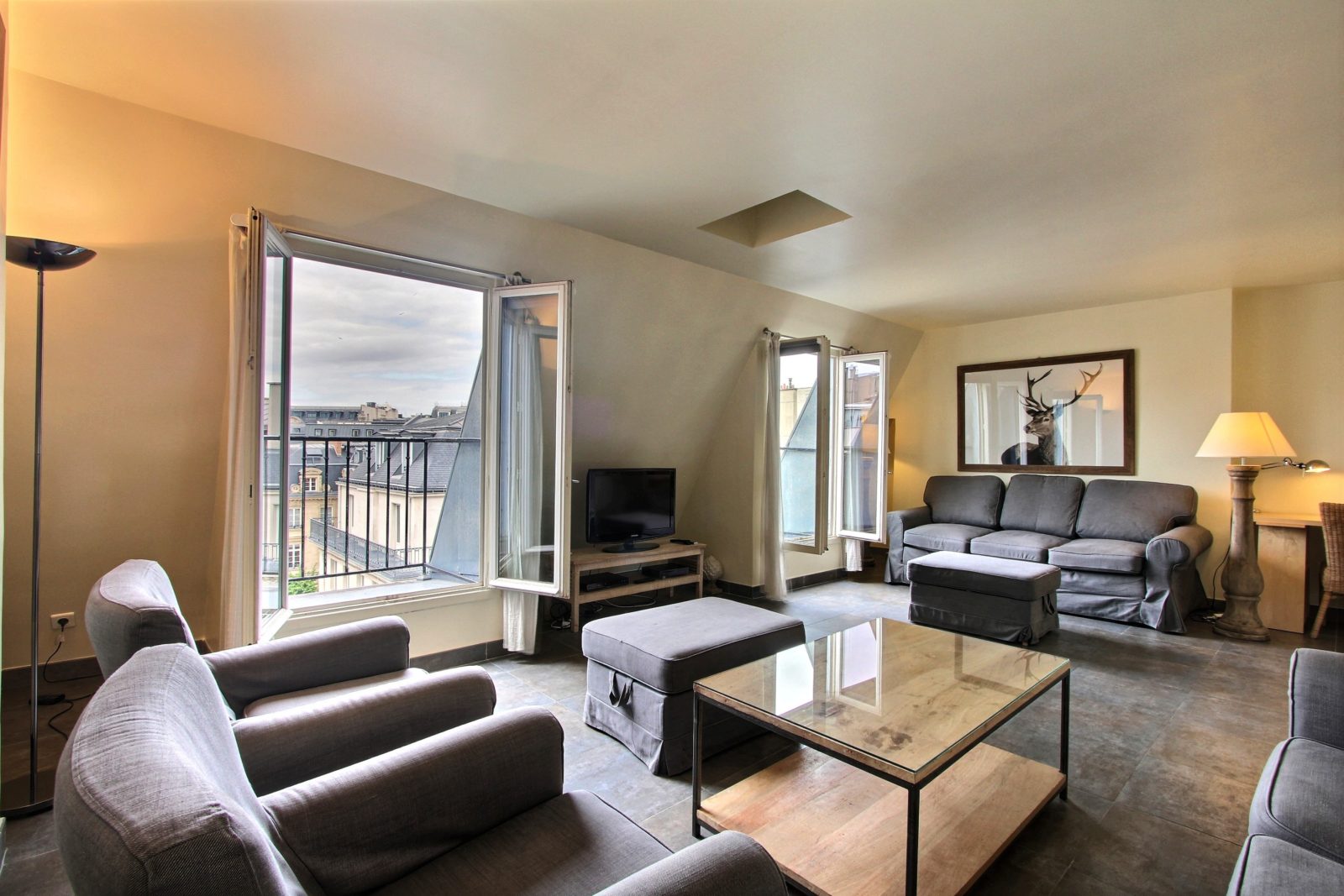 Spacieux et lumineux, 2 pièces avec climatisation et balcon