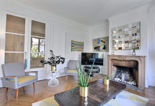 Very large 3-bedroom close to Invalides