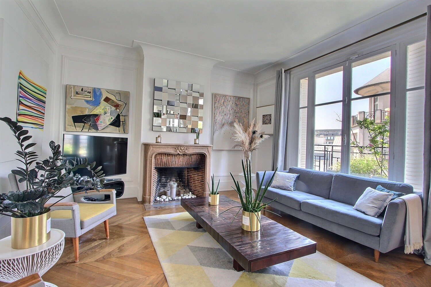 Very large 3-bedroom close to Invalides