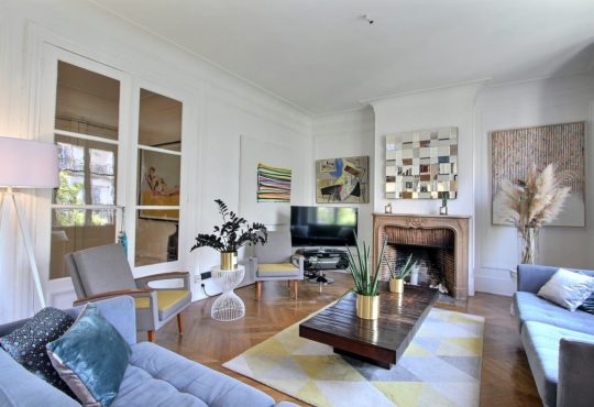 Very large 3-bedroom close to Invalides