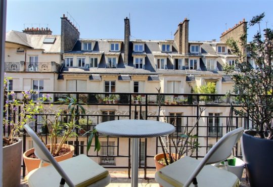 Very large 3-bedroom close to Invalides