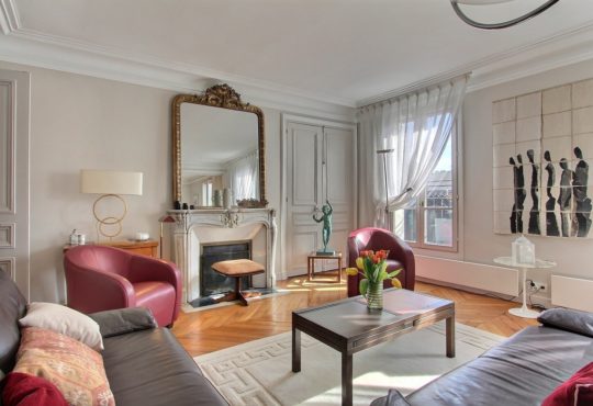 2-bedroom apartment with long balcony in Saint-Germain-des-Prés