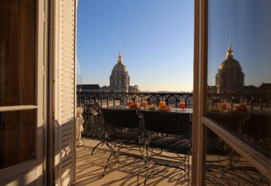 Large 2-bedroom with balcony in front of the Invalides