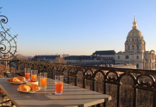 Large 2-bedroom with balcony in front of the Invalides