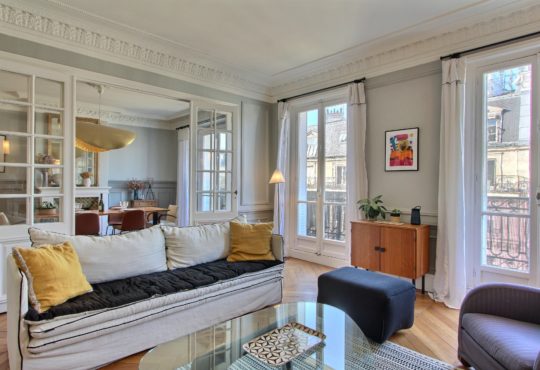 Furnished apartment 2-bedroom apartment in Saint-Germain with lovely views over the Parisian rooftops