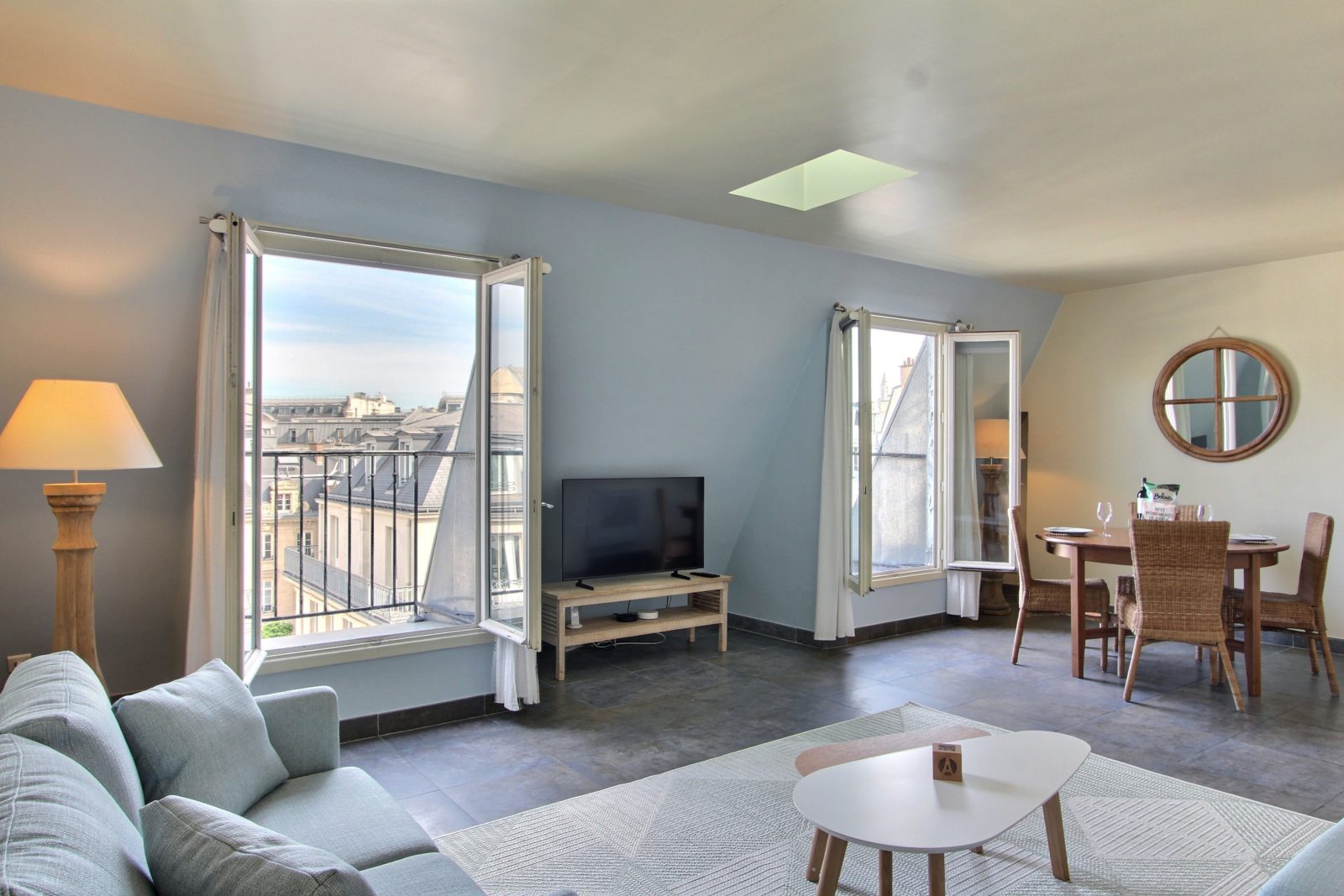 Spacioux and sunny 1 bedroom apartment with AC and balconies
