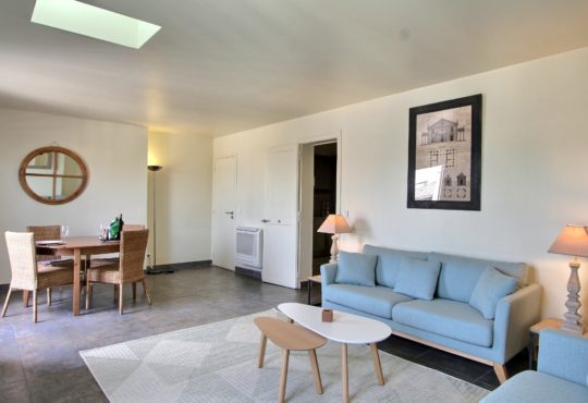 Spacioux and sunny 1 bedroom apartment with AC and balconies